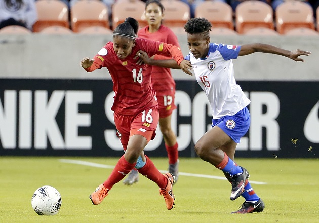 Gloria Sáenz  de Panamá (16) y Johane Laforte de Haití. Foto:AP