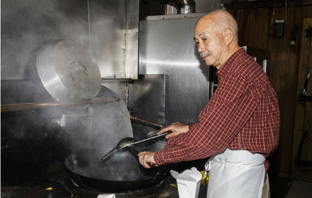 A muchos padres chinos les da gusto que sus hijos no sigan sus pasos trabajando en restaurantes, que exige largas horas. Foto / Lauren Lancaster para The New York Times.