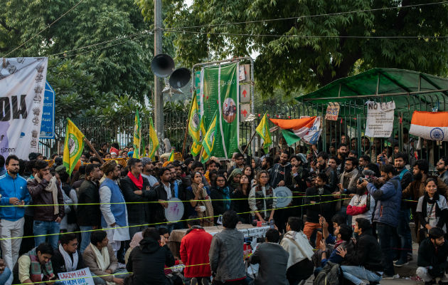 Aishe Ghosh (centro) encabeza un esfuerzo para oponerse a las políticas nacionalistas hindúes. Hablando en un mitin. Foto / Rebecca Conway para The New York Times.