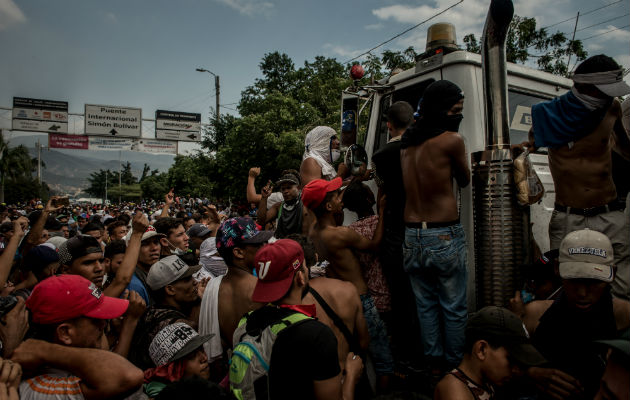 Manifestantes en un puente entre Venezuela y Colombia. Se impidió la entrada a Venezuela de camiones con ayuda. Foto / Meridith Kohut para The New York Times.