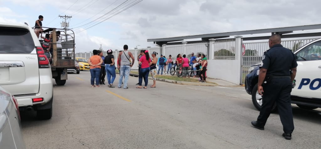 Residentes cierran Vía Interamericana por estudiantes panameños provenientes de China. Foto:Tráfico Panamá