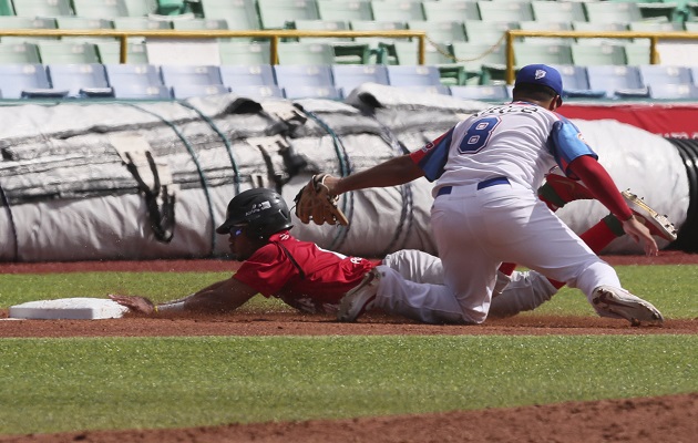  Iván Serrano de Panamá eas puesto out en la tercera base. Foto:AP