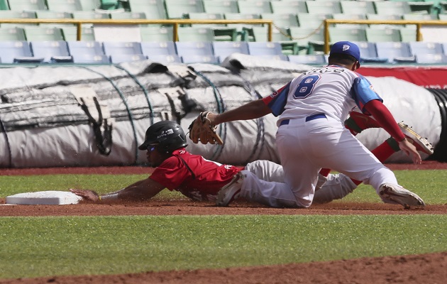 Iván Serrano de Panamá eas puesto out en la tercera base. Foto:AP