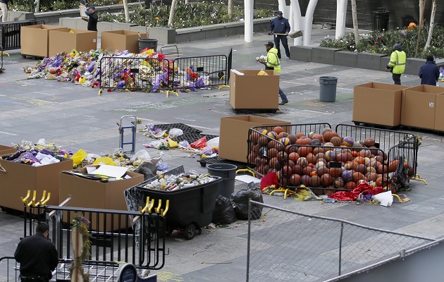 Vanessa, esposa de Bryant, solicitó que los artículos dejados al frente del Staples Center como ofrenda  deben ser enviados a la familia. Foto:AP 