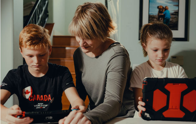 Investigadores como Candice L. Odgers, con sus hijos, dudan que dispositivos causen problemas de salud mental. Foto / Rozette Rago para The New York Times.