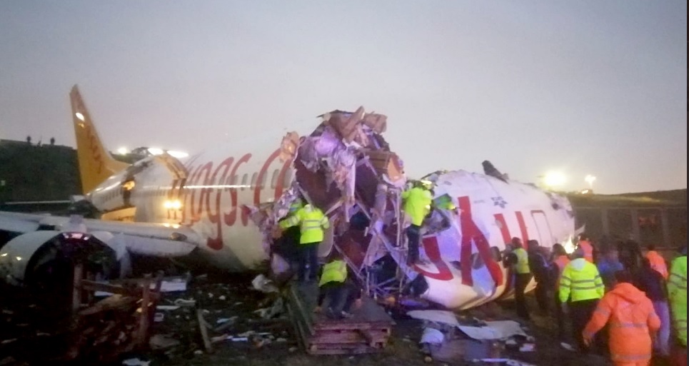 El avión, de una compañía comercial, que había despegado de Esmirna y llevaba a bordo a 177 pasajeros, derrapó en la pista y se rompió al salirse del asfalto, señala NTV.