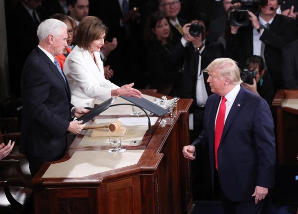 El presidente de Estados Unidos, Donald Trump (d), deja este martes a la congresista demócrata Nancy Pelosi (i) con la mano tendida antes de su tercer discurso anual sobre el Estado de la Unión. FOTO/EFE