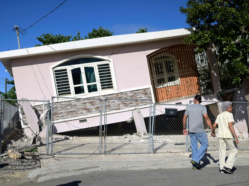 La actividad sísmica continuó durante todo el mes de enero y  este martes un nuevo temblor, de magnitud 5 y con epicentro 22 kilómetros al sur de Guánica, volvió a provocar pánico en ese municipio, un territorio pobre que ahora se enfrenta a una emigración que dañará todavía más su economía. FOTO/AP