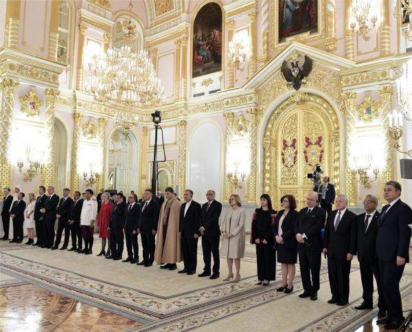 El presidente ruso Vladímir  Putin brindó con los nuevos embajadores acreditados ante el Kremlin. FOTO/EFE