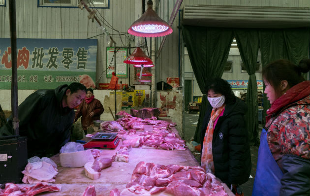 Un virus puede haberse propagado de un mercado como este en Langfang. Foto / Giulia Marchi para The New York Times.