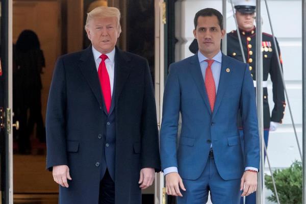 El presidente de la Asamblea Nacional de Venezuela, Juan Guaido (R) y el presidente Donald J. Trump (L) posan ante los medios en la Casa Blanca en Washington, DC. FOTO/AP