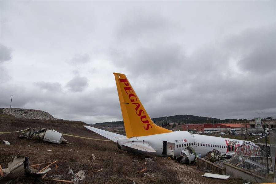 El espectacular accidente causó un incendio en la aeronave, que quedó totalmente destrozada, y en un principio se creía que no había que lamentar víctimas, dado que gran parte de los pasajeros abandonaron el avión por su propio pie. FOTO/EFE