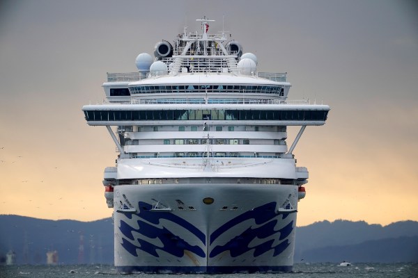 El Diamond Princess se encontra anclado en el puerto de Yokohama para suministrarse de comida y otros pertrechos, después de haber quedado lejos de la costa en fechas previas para realizar tareas de saneamiento de aguas negras. FOTO/EFE