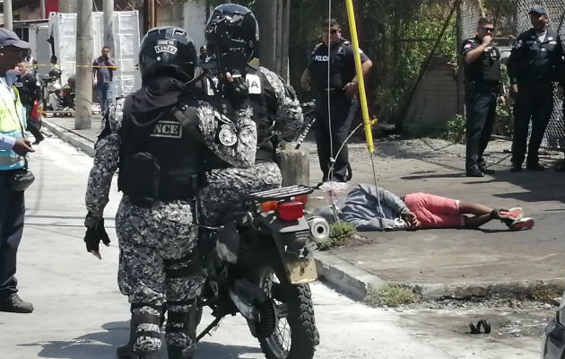 El presunto sicario fue detenido por unidades policiales. Foto: Diómedes Sánchez.