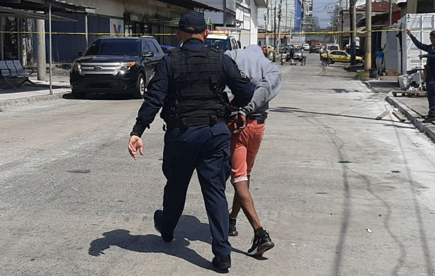 El presunto sicario fue detenido por unidades policiales. Foto: Diómedes Sánchez.