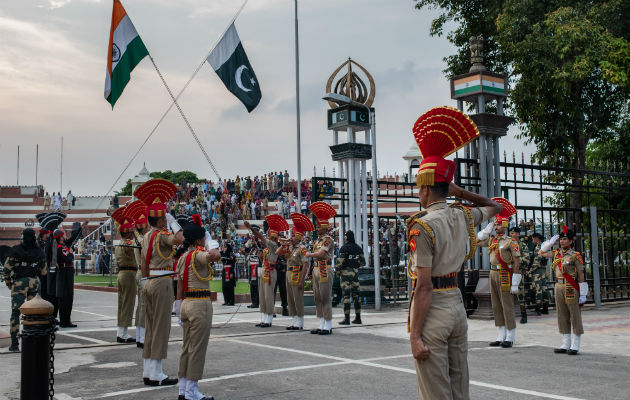 Soldados paquistaníes e indios realizan una ceremonia en la frontera todas las noches, deteniéndose a unos metros entre sí. Miles de asistentes llenan gradas a ambos lados. Foto / Rebecca Conway para The New York Times.