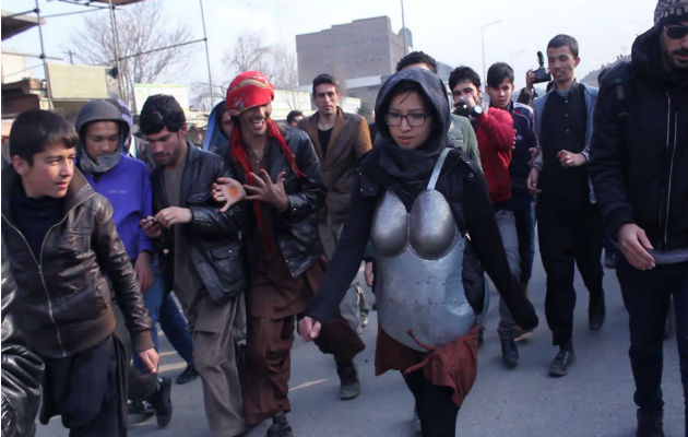 La artista Kubra Khademi en un performance en Kabul, Afganistán, en el 2015, en el que fue insultada por varones. Foto / Naim Karimi.