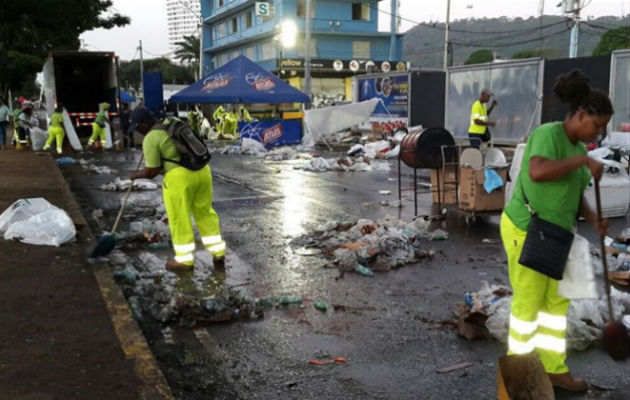 Las multas podrán ser aplicadas a comerciantes, ciudadanos o empresas que estén en la ruta del Carnaval de la capital. Foto: Panamá América.