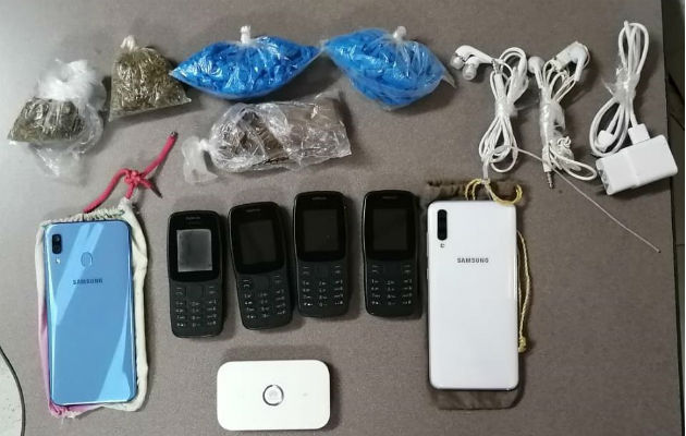 Se presume que los celulares los utilizan para hacer extorsiones desde la cárcel. Foto: José Vásquez. 