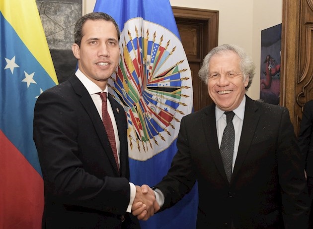 Después de su visita a la OEA, Guaidó saludó a un grupo de venezolanos que se congregó en Washington.