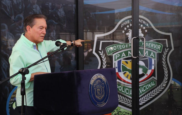 Al mediodía, el presidente Cortizo efectuó la primera palada de la segunda fase del proyecto habitacional Altos de Los Lagos. Foto: Diómedes Sánchez.  