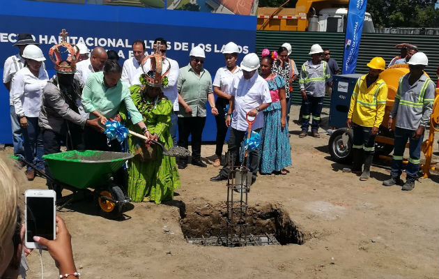 Al mediodía, el presidente Cortizo efectuó la primera palada de la segunda fase del proyecto habitacional Altos de Los Lagos. Foto: Diómedes Sánchez.  