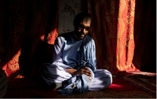 Cuando Zaheer Ahmad Zindani quedó ciego a los 17 años, su amor se casó con otro. En casa el día de su boda. Foto / Jim Huylebroek para The New York Times.