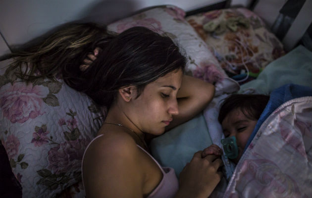 Laryssa Pereira de Souza, de 15 años, con su hijo en casa. “Casi todas mis amigas se embarazaron”, dijo. Foto / Dado Galdieri para The New York Times.