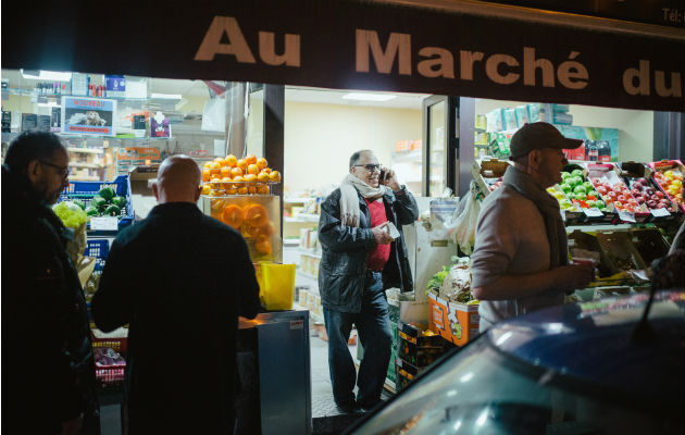 Tiendas de lujo dejan fuera a tiendas locales como la operada por Ali Sitayeb (centro) y su hermano. Foto / Dmitry Kostyukov para The New York Times.