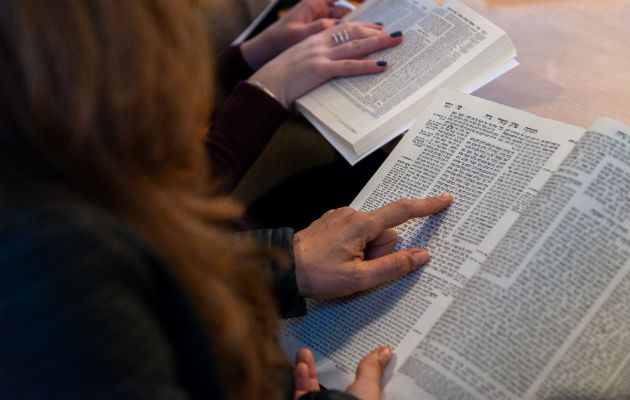 Daf Yomi, o “una página al día” en hebreo, es el estudio de un texto judío arcaico. Foto / Daniel Rolider para The New York Times.