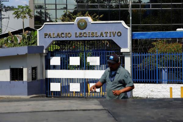 Preparativos en las instalaciones de la Asamblea Legislativa de El Salvador, donde el presidente  Nayib Bukele, presionará para que le aprueben $109 millones para su plan de seguridad. FOTO/EFE