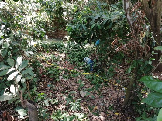 El saco con las extremidades inferiores, estaba a poca distancia del sitio en donde se había encontrado la parte superior del cadáver del adolescente. FOTO/Eric Montenegro