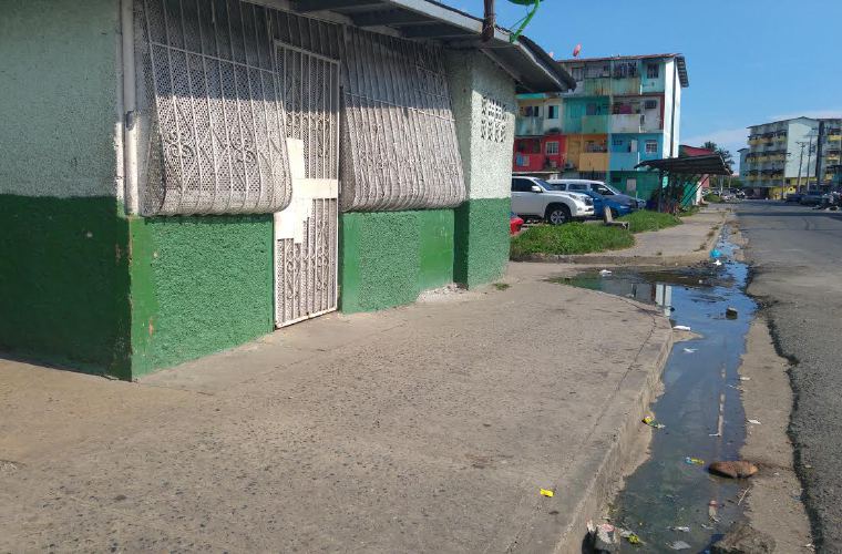 En El Chorrillo se encontró cuerpo sin vida de sujeto con tres orificios de arma de fuego en la ventana del conductor.