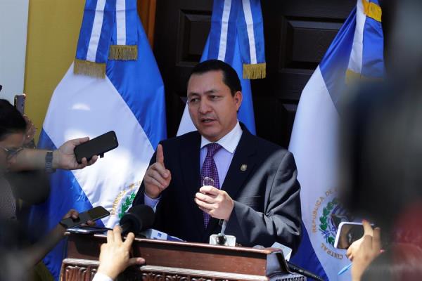 El presidente de la Asamblea Legislativa de El Salvador, Mario Ponce, ofrece una rueda de prensa este lunes en la capital del país. FOTO/EFE