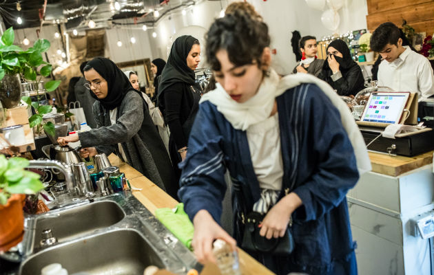 Arabia Saudita ha invalidado una ley que requiere que negocios segreguen a hombres y mujeres. Hoy emplean a ambos. Foto / Iman Al-Dabbagh para The New York Times.