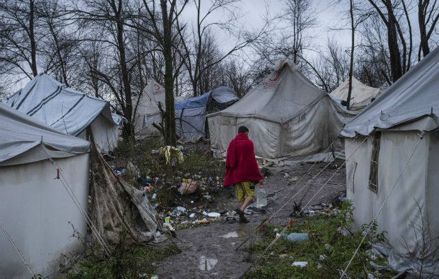 Cientos de migrantes vivieron en un campamento bosnio en el sitio de un viejo basurero. Fue cerrado en diciembre. Foto / Laura Boushnak para The New York Times.