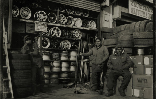 Willets Point, con sus talleres automotrices, tiene vecinos prominentes como el Aeropuerto LaGuardia y el centro tenístico donde se juega el Abierto de EE. UU. Foto/ Todd Heisler/The New York Times, con Geoffrey Berliner y Jolene Lupo/fundación Penumbra.