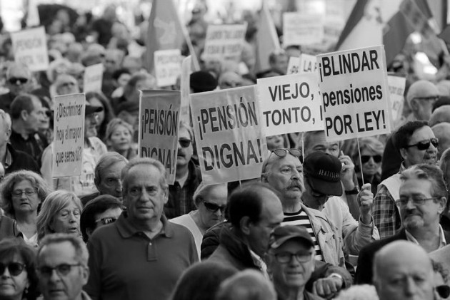 Para encontrar los impactos sobre el bienestar, tendría que haber hecho los cálculos en términos de valor constante, a fin de determinar con certeza la relación entre aportes reales y pensiones efectivas de los jubilados. Foto: EFE.
