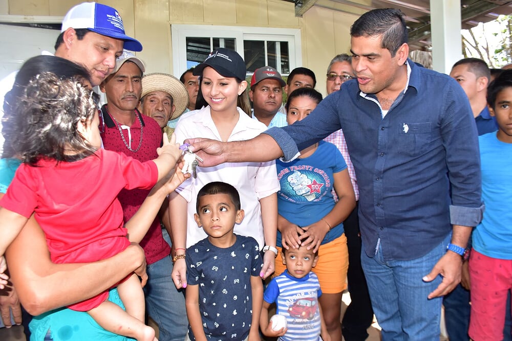 Claudia Mendoza y su familia recibieron una vivienda y otro tipo de apoyo.