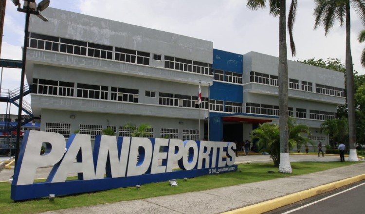 El exdirector de Pandeportes Roberto Arango dejó que venciera la fianza de la obra.