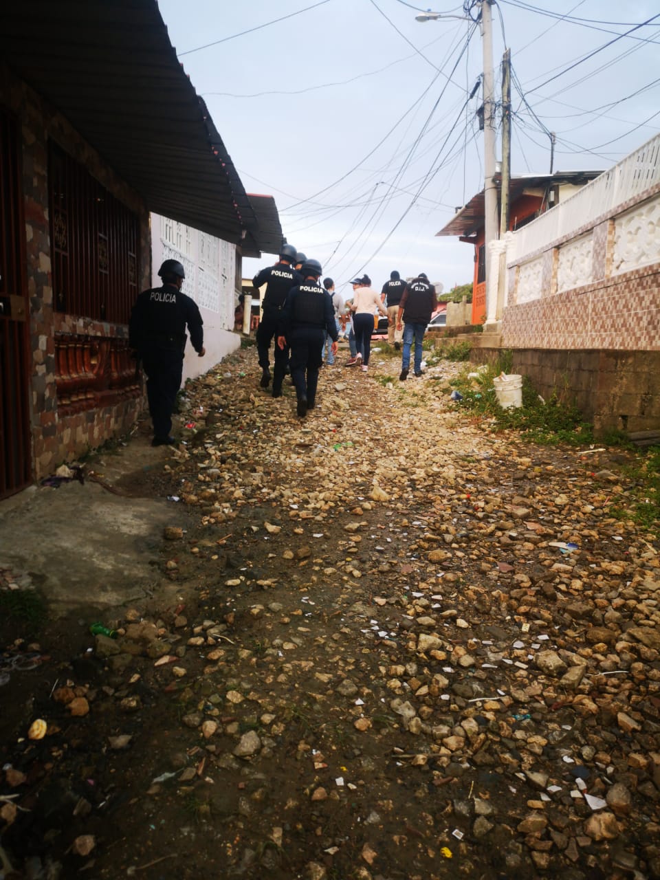 La Policía Nacional recorrió varios sectores de la provincia de Colón en busca de armas, drogas y ciudadanos requeridos por la justicia. FOTO/Diomedes Sánchez