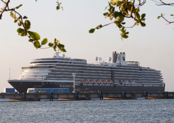 El Westerdam, de la compañía naviera Holland America Line, fondeó delante de la costa de Sihanoukville, sede del principal puerto marítimo de Camboya. FOTO/AP