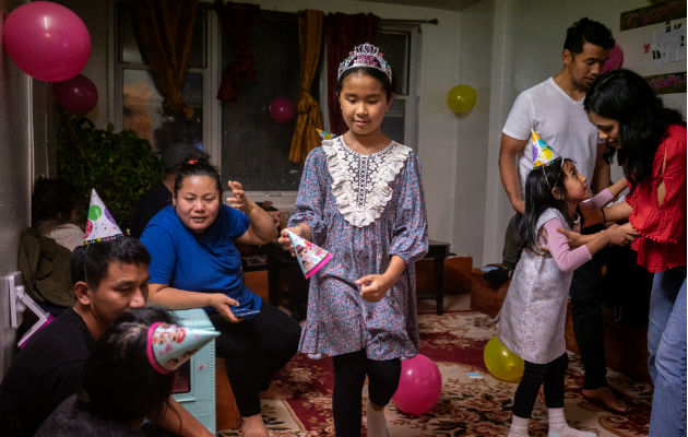 Los nepaleses jóvenes muestran poco interés en aprender a hablar seke. Foto / Diana Zeyneb Alhindawi para The New York Times.