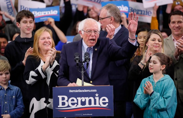 El candidato demócrata a la presidencia, Bernie Sanders, habla con sus partidarios en un mitin. FOTO/AP