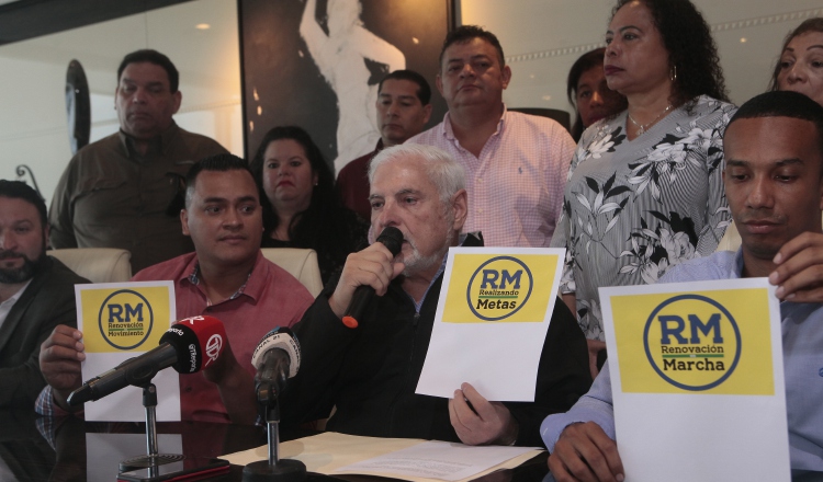 Ricardo Martinelli Berrocal, junto a simpatizantes anunció las tres opciones de nombres para el nuevo partido que liderará. Víctor Arosemena.
