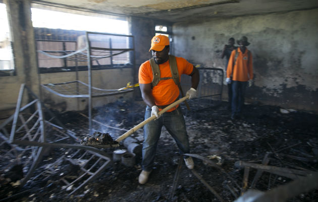 Un rescatista recoge escombros dentro del orfanato incendiado. Foto: AP. 