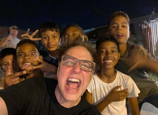 James Gunn y un grupo de niños panameños.