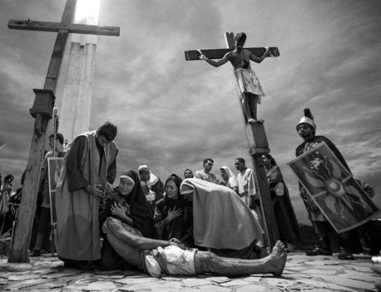 Oh Corazón de Jesús, sigues colgado en la cruz de madres abandonadas por hombres sin escrúpulos, mujeres que lloran viendo a sus hijos con hambre y desprotegidos. Foto: Archivo.