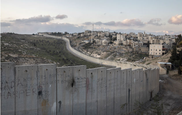 Abu Dis, separado de Jerusalén por un muro largo, es parte de la capital palestina propuesta. Foto / Dan Balilty para The New York Times.