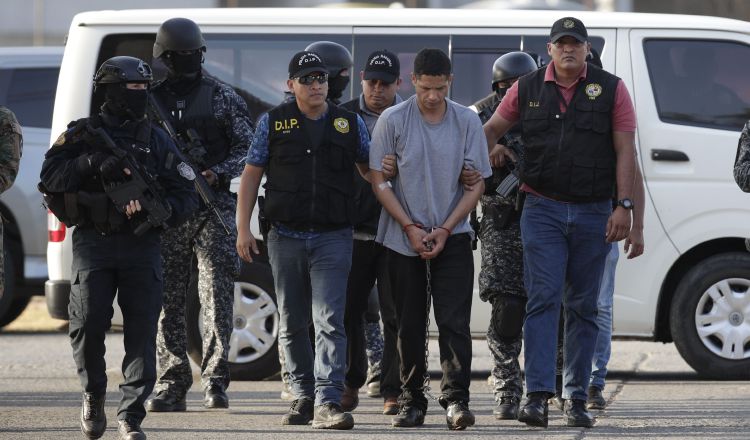 Ventura Ceballos se mantiene en una celda de la Policía Nacional, en Ancón, en un pabellón en el que hay otros cinco detenidos. EFE